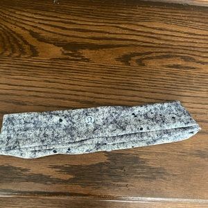 Lululemon gray and white speckled headband